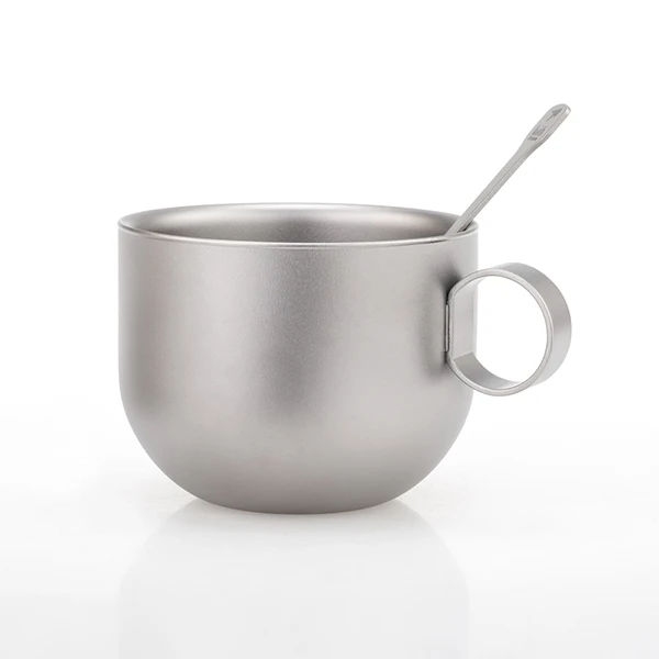 Taza de café de titanio